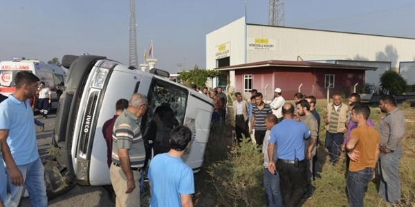 Öğrenci servisi yolcu minibüsüne çarptı; 29 yaralı
