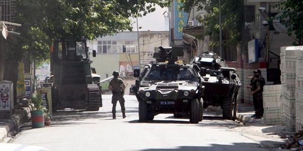 Şemdinli Emniyetine bomba yüklü araçla saldırı