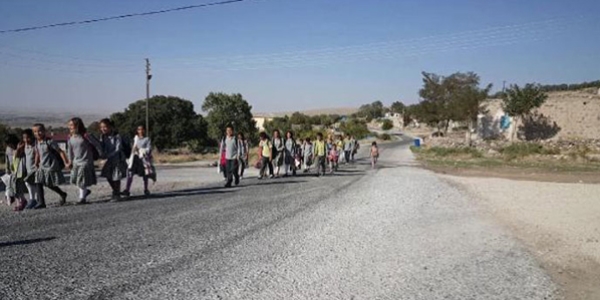 60 öğrenci, okula gidebilmek için 1.5 kilometrelik yolu yürüyor