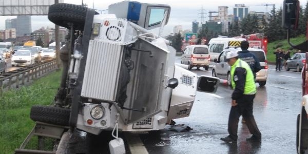 Zırhlı polis aracı kaza yaptı: 2 yaralı
