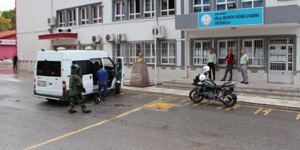 Okul bahçesinde bomba paniği