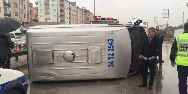 Zırhlı banka aracı elektrik direğine çarptı: 2 yaralı