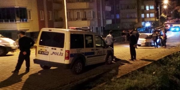 Şüpheliler kendilerini durduran polisi kaçırdı