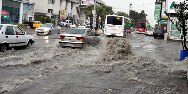 İzmir'de bazı ev ve iş yerlerini su bastı