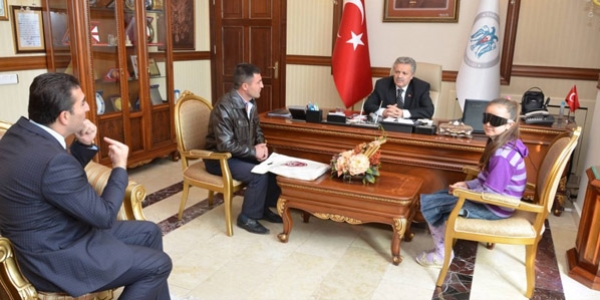 Vali Kahraman küçük Melike'nin gözlerine ışıkoldu
