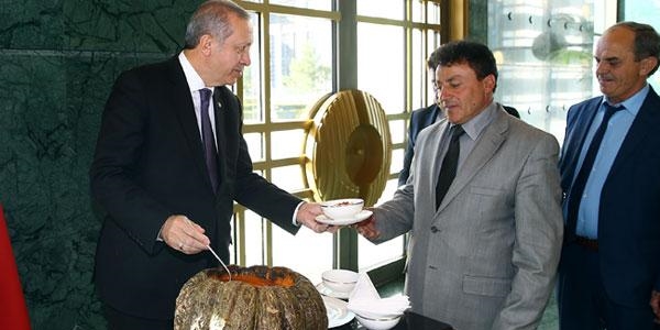 Erdoğan muhtarlara balkabağında aşure ikram etti