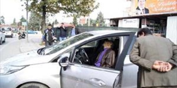 Emekli öğretmen otomobilinde kalp krizi geçirerek öldü