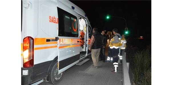 AK Parti seçim minibüsü kaza yaptı: 5 yaralı