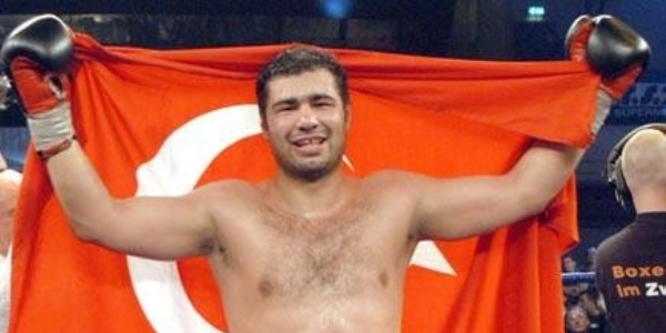 Sinan Şamil Sam yaşamını yitirdi