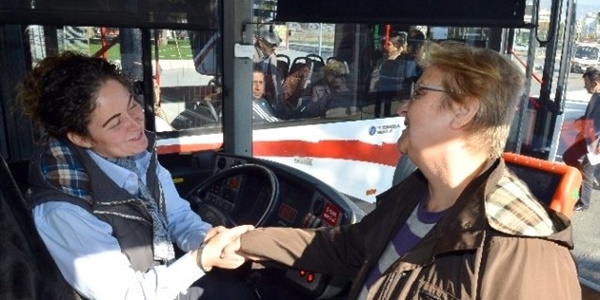 İzmir'in kadın otobüs şoförü direksiyon başında