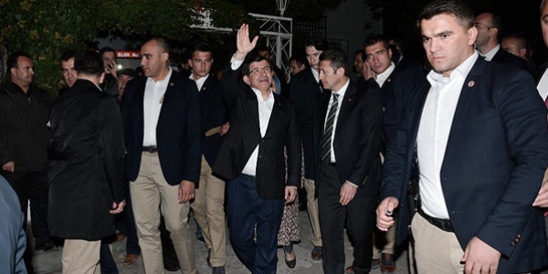 Davutoğlu'ndan Sinan Şamil Sam'ın ailesine taziye ziyareti