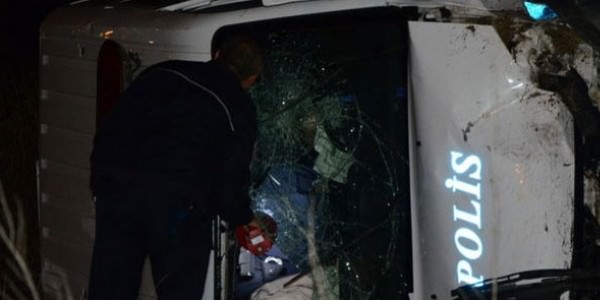 Polis aracı takla attı: 2 memur ağır yaralı