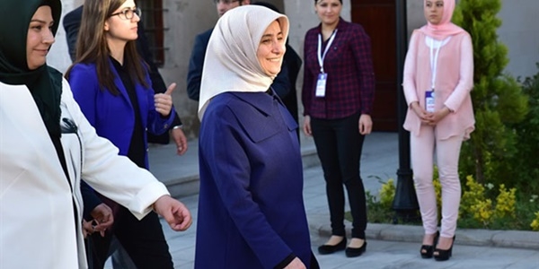 Sare Davutoğlu oyunu Ankara'da kullandı