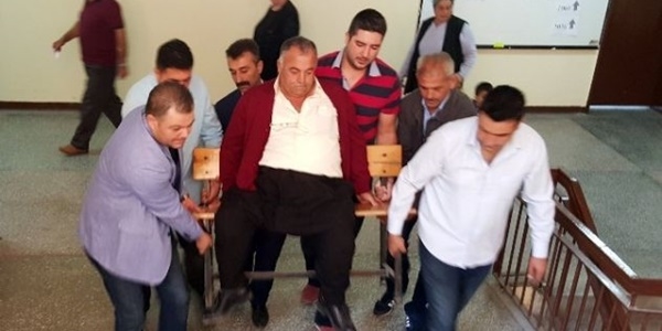 Engelli vatandaş sıra üzerinde 3. kata çıkarıldı