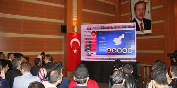 İlk sonuçlar Ak Parti İl Başkanlığı'nda sevinçle karşılandı