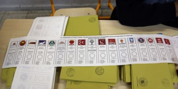 AK Parti 7 ili geri aldı