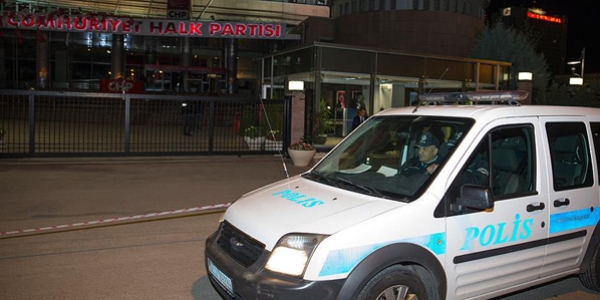 CHP Genel Merkezi önünde havaya ateş açıldı