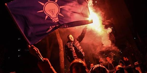 Ak Partililerin coşkusu sokaklara taştı