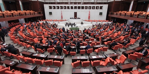 AK Parti milletvekili saysn 317'ye kard
