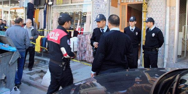 Kızgın koca eşini öldürdü, 2 polis yaralı