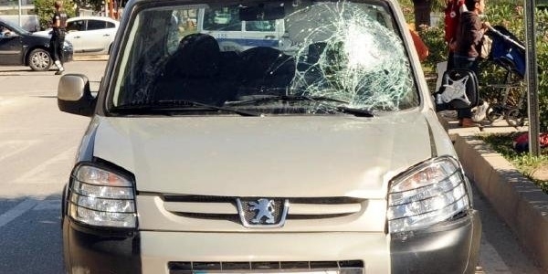 Hırsız takibinde polise otomobil çarptı