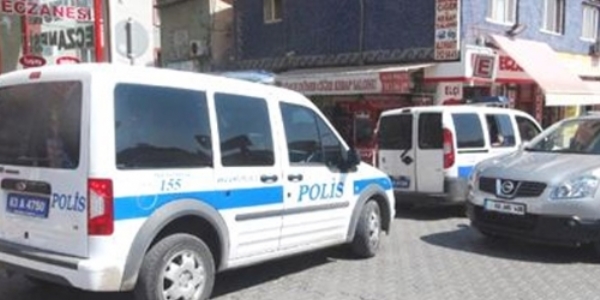Yere düşen yaşlıya liseli yardım eli uzattı