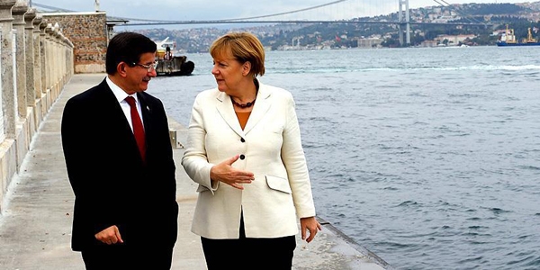 Merkel'den Davutolu'na tebrik telefonu