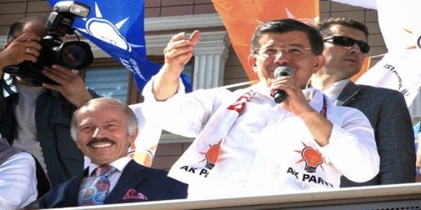 Davutoğlu'na İstanbul'da coşkulu karşılama