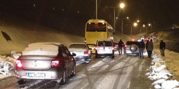 Van'da kar yağışı ulaşımı etkiledi!