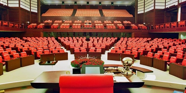 Meclis'te ilk kaydı AK Partili Akbaşoğlu yaptırdı
