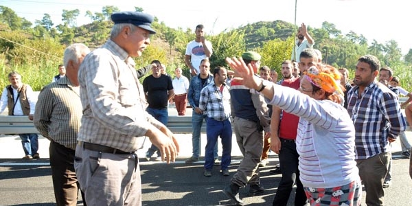 Sık sık kazaların yaşandığı yolu trafiğe kapattılar