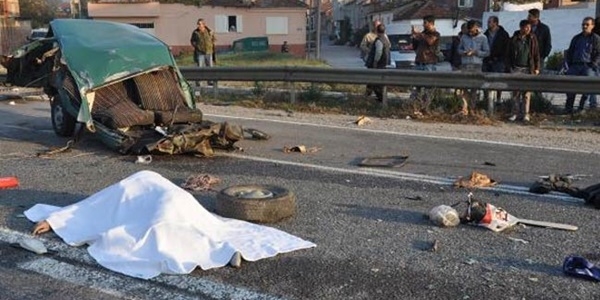 Öğrenci servisi otomobille çarpıştı: 2 ölü, 9 yaralı