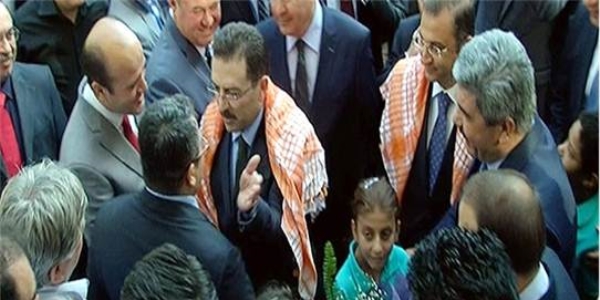 Altınok, sevinçten eski memuruna tokat attı!