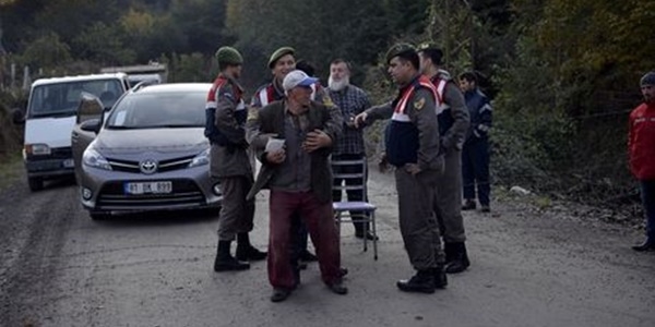 Yolu, 'Arazimizden geiyor' diye tel rgyle kapattlar