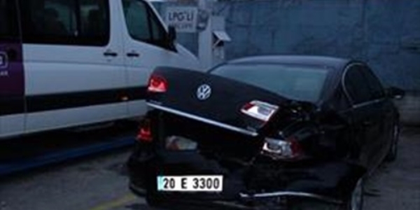 Çaldığı minibüsle savcının otomobiline çarpınca yakalandı