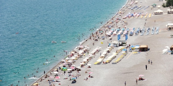 Trkiye kar bekliyor, Antalya deniz keyfi yapyor