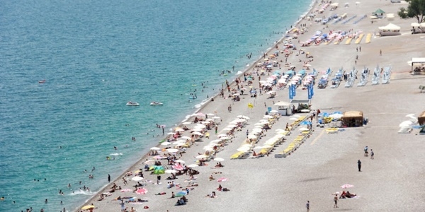 Türkiye kar bekliyor, Antalya deniz keyfi yapıyor