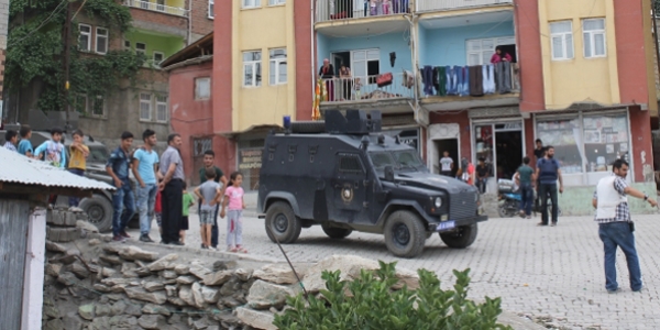 Polis aracına atılan roketatar mermisi eve isabet etti