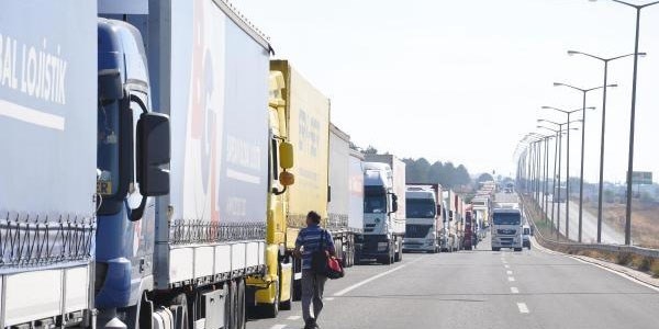 Kapıkule'de tır kuyruğu 12 kilometreyi buldu