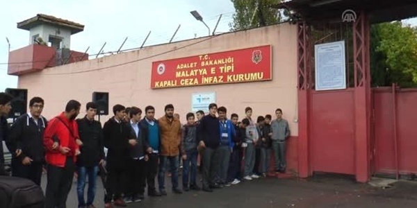 Demir parmaklıklar ardından para kazanıyorlar