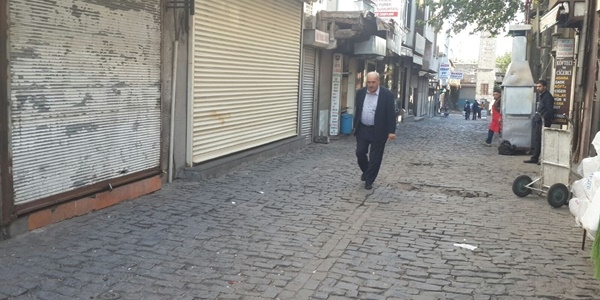 Sur'da çıkan olaylar en çok esnafı vuruyor