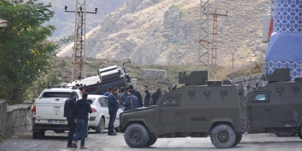 Zırhlı polis aracı duvara çarpıp yan yattı