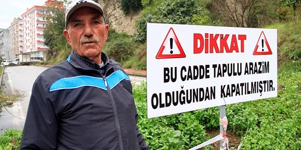 Arazisinden geçen 4 şeritli yolu trafiğe kapattı