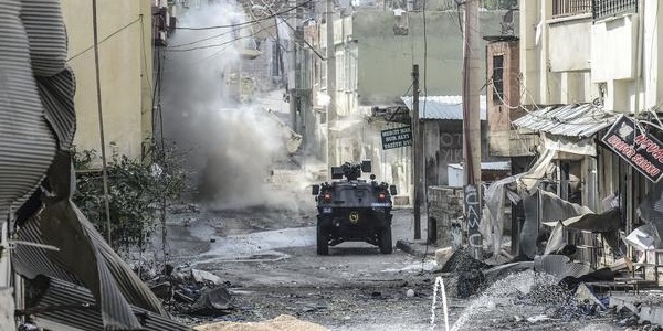 Silvan'daki çatışmada taksi şoförü öldü