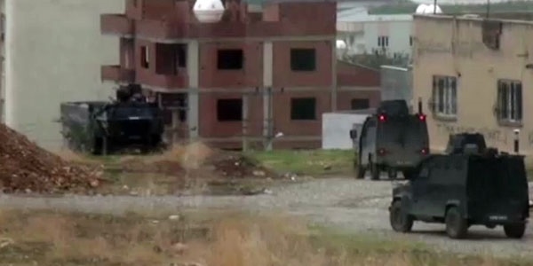 Öğrenciler çatışmalar nedeniyle bodrumda mahsur kaldı