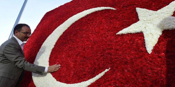 Uşak'ta 50 bin karanfille Türk bayrağı yaptılar