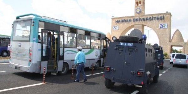 Şanlıurfa'da üniversite öğrencilerinden yol kapama eylemi