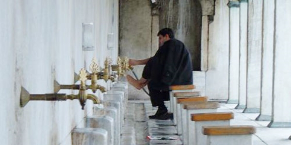 'Kadınlar için camilerde abdest alma yeri yapılsın'