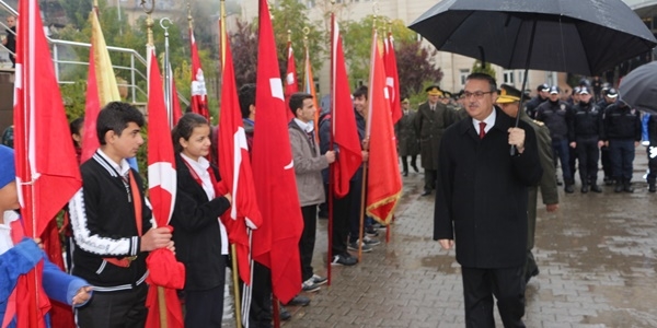 Protokol şemsiyeli, öğrenciler sırılsıklam!