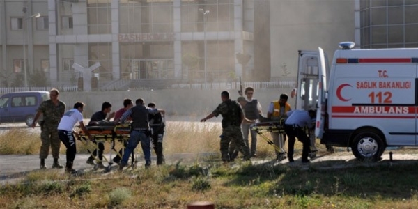 Askeri aracın geçişi sırasında patlama:19 yaralı